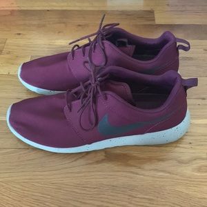 Burgundy Nike Mens Roshe Run Size 11.5